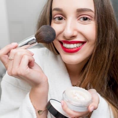 Beauty Hygiene Plus applying loose makeup powder