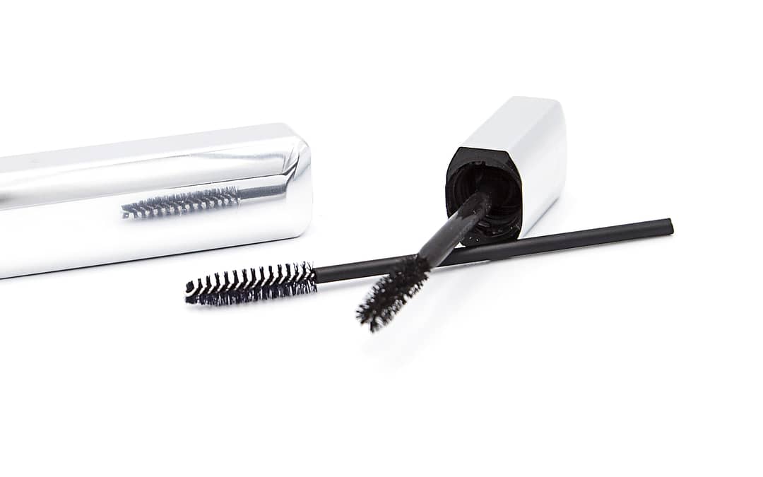 SKU16007 long straight disposable mascara wand with product1